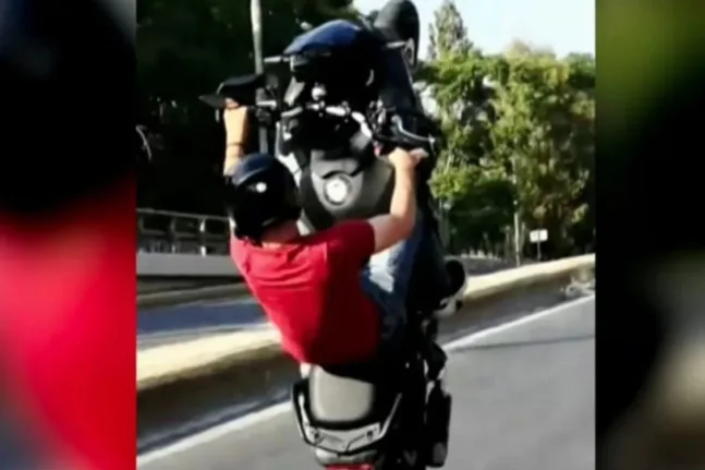 Στο «μικροσκόπιο» της Τροχαίας influencer μοτοσικλετιστής για επικίνδυνες «σούζες» σε κεντρικές λεωφόρους
