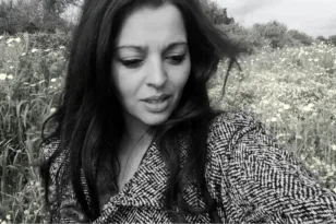 Πάτρα: Μια ποιητική επιστροφή «σπίτι» με την Ιωάννα Καραμαλή στο Θέατρο Αγορά