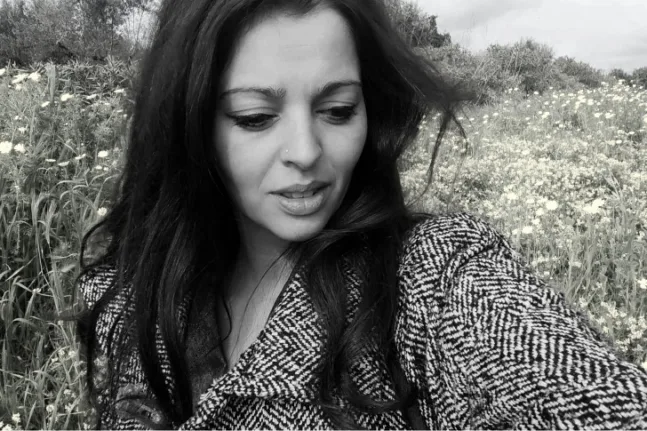 Πάτρα: Μια ποιητική επιστροφή «σπίτι» με την Ιωάννα Καραμαλή στο Θέατρο Αγορά