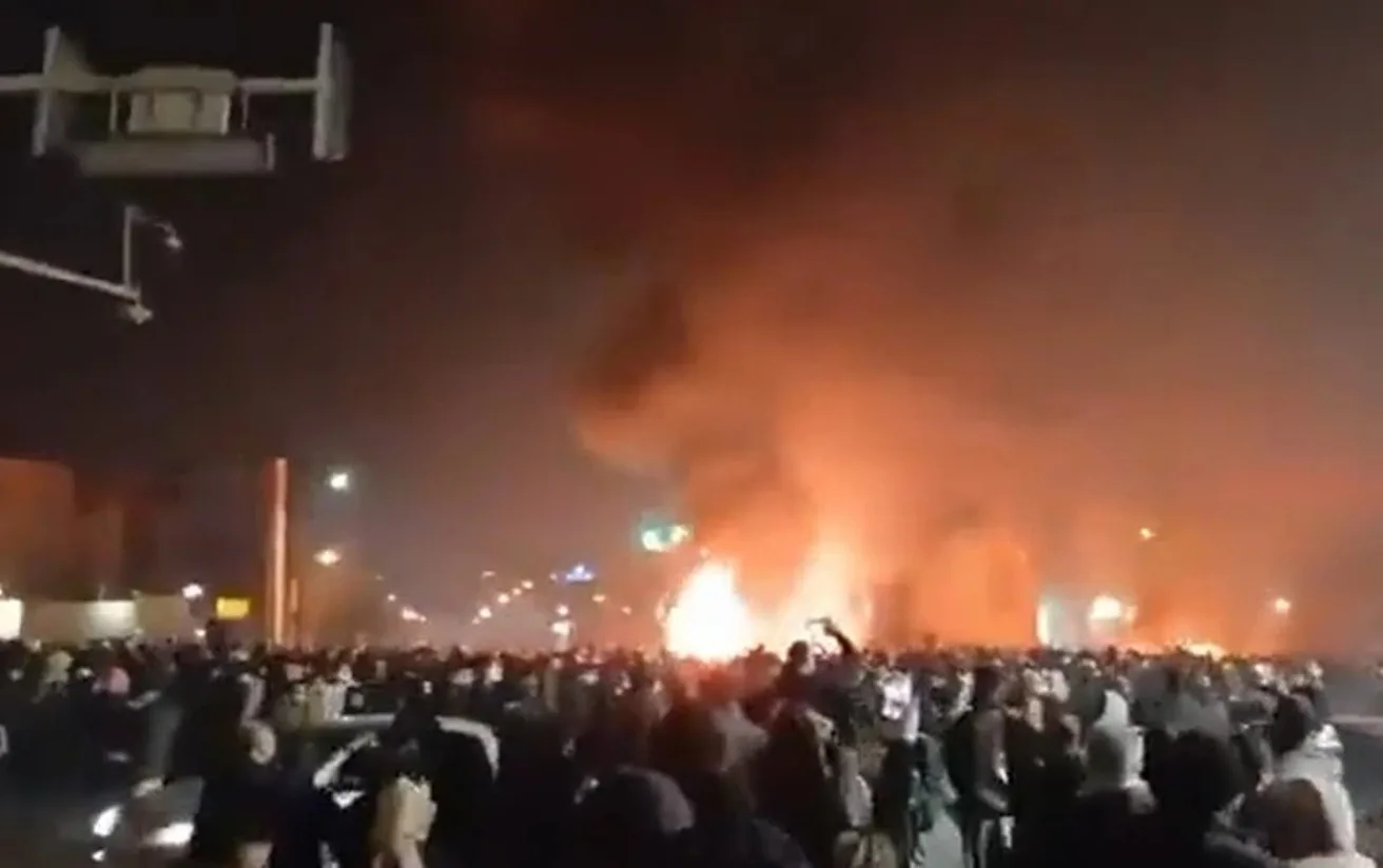 Χάος στο Ιράν: Στους 45 οι νεκροί, πυρπολήθηκαν κυβερνητικά κτίρια ΒΙΝΤΕΟ Χάος στο Ιράν: Στους 45 οι νεκροί, πυρπολήθηκαν κυβερνητικά κτίρια ΒΙΝΤΕΟ