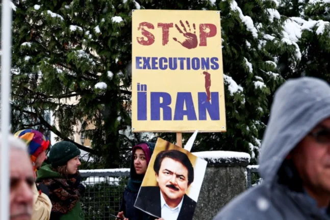 Ιράν: Τρομερή ανασφάλεια και μεγάλες διαδηλώσεις, πολίτης έριξε αυτοκίνητο πάνω σε αστυνομικούς, χωρίς Ίντερνετ η χώρα, ΒΙΝΤΕΟ