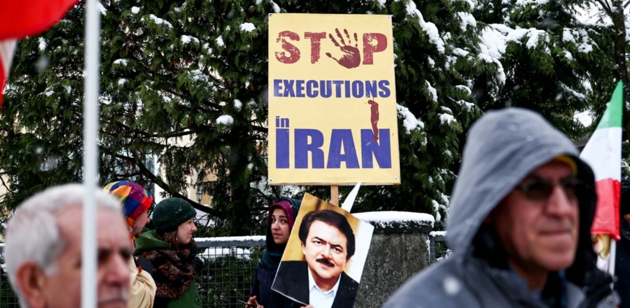 Ιράν: Τρομερή ανασφάλεια και μεγάλες διαδηλώσεις, πολίτης έριξε αυτοκίνητο πάνω σε αστυνομικούς, χωρίς Ίντερνετ η χώρα, ΒΙΝΤΕΟ