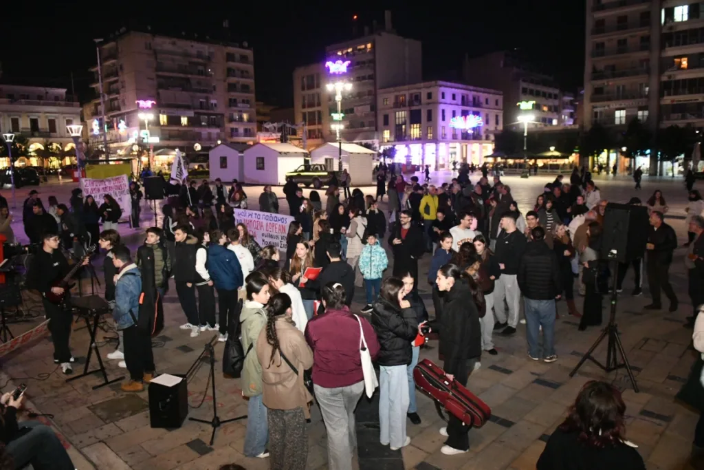 Πάτρα: Η αντιδήμαρχος Παιδείας Κατερινά Σίμου στην κινητοποίηση του Μουσικού Σχολείου