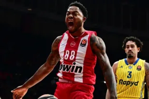 Με σαρωτικό β’ 10λεπτο και κατοστάρα ο Ολυμπιακός έκανε τη δουλειά με τη Μακάμπι