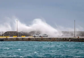 Κακοκαιρία σαρώνει τα Δωδεκάνησα: Θάλασσα «βγήκε» στο λιμάνι της Ρόδου - BINTEO με δραματική προσπάθεια πρόσδεσης πλοίου
