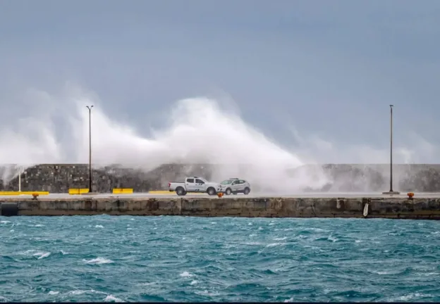 Κακοκαιρία σαρώνει τα Δωδεκάνησα: Θάλασσα «βγήκε» στο λιμάνι της Ρόδου - BINTEO με δραματική προσπάθεια πρόσδεσης πλοίου