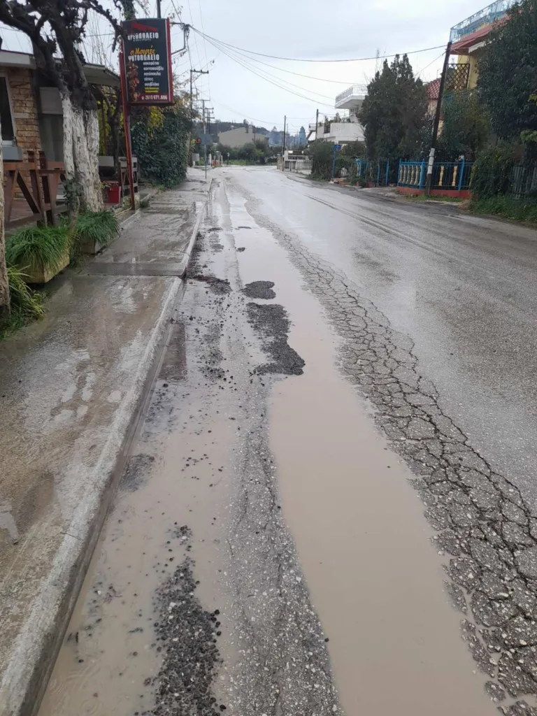 Δρόμος-παγίδα στα Καμίνια: καθιζήσεις, λακκούβες και ανεξέλεγκτη ταχύτητα στην παλαιά Εθνική Πατρών–Πύργου Δρόμος-παγίδα στα Καμίνια: καθιζήσεις, λακκούβες και ανεξέλεγκτη ταχύτητα στην παλαιά Εθνική Πατρών–Πύργου