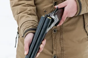 Χανιά: Εδειχνε την καραμπίνα στον αδερφό του και τον τραυμάτισε κατά λάθος στο χέρι και στο πόδι