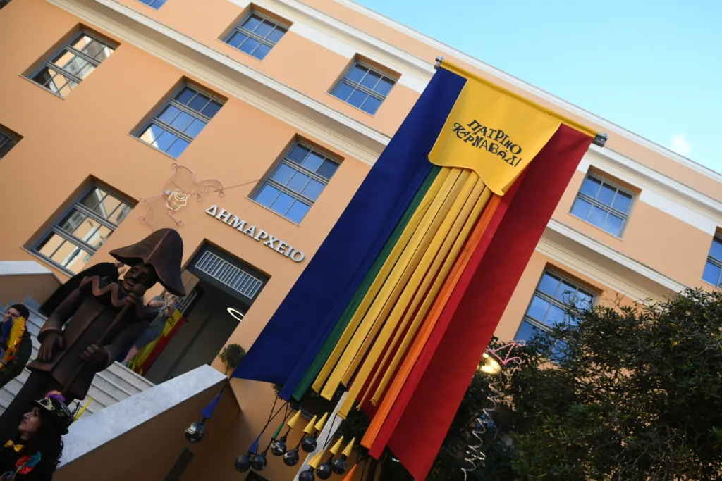 Πατρινό Καρναβάλι 2026: Παραδόθηκε το Λάβαρο – Η πόλη μπήκε επίσημα σε καρναβαλικούς ρυθμούς