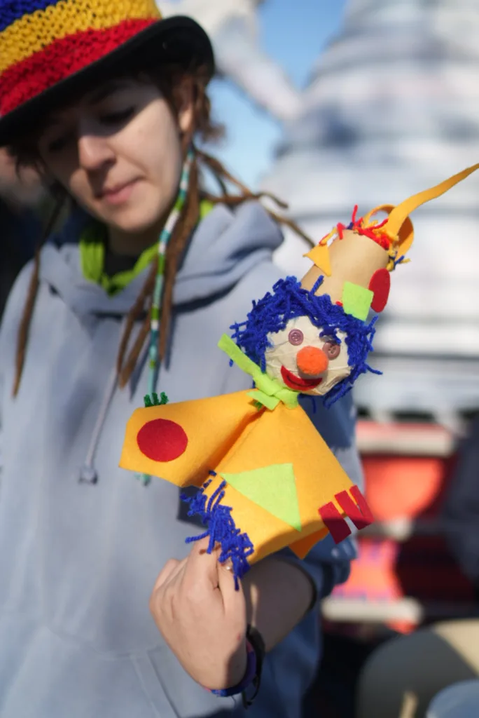 Πάτρα: Η 2η Καρναβαλούπολη γεμίζει την Πλατεία Ντε Μιράντα με παιχνίδι, θέατρο και οικολογικά μηνύματα