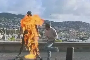 Κριστιάνο Ρονάλντο: Άνδρας έβαλε φωτιά στο άγαλμα του έξω από το μουσείο «CR7», ΒΙΝΤΕΟ