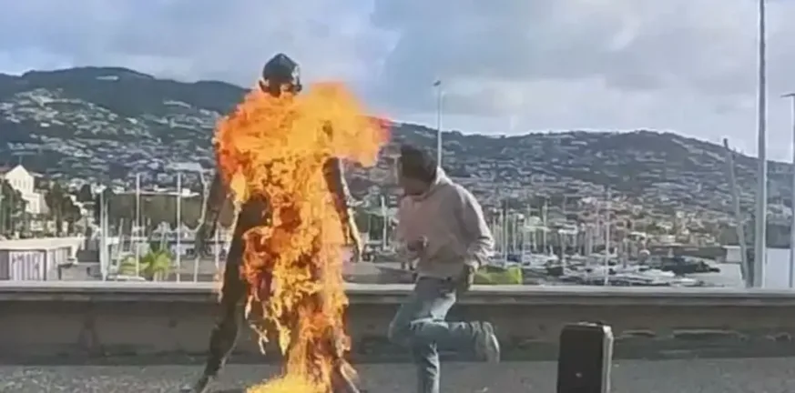 Κριστιάνο Ρονάλντο: Άνδρας έβαλε φωτιά στο άγαλμα του έξω από το μουσείο «CR7», ΒΙΝΤΕΟ