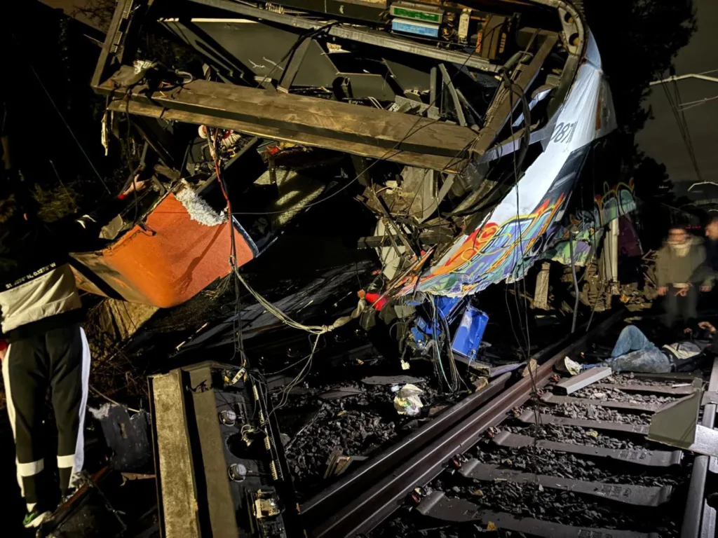 Μετά την Ανδαλουσία νέοι εκτροχιασμοί τρένων στην Καταλονία, ένας νεκρός, πολλοί τραυματίες ΒΙΝΤΕΟ