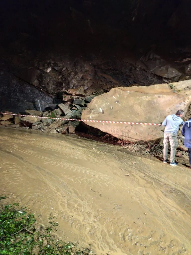 Κινητοποίηση για κατολίσθηση βράχων στο Αγρίνιο ΦΩΤΟ