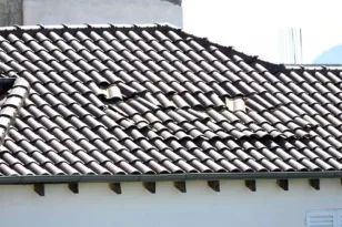 Κακοκαιρία στη Δυτική Ελλάδα: Ζημιές στο δημοτικό σχολείο Ευηνοχωρίου από τους θυελλώδεις ανέμους