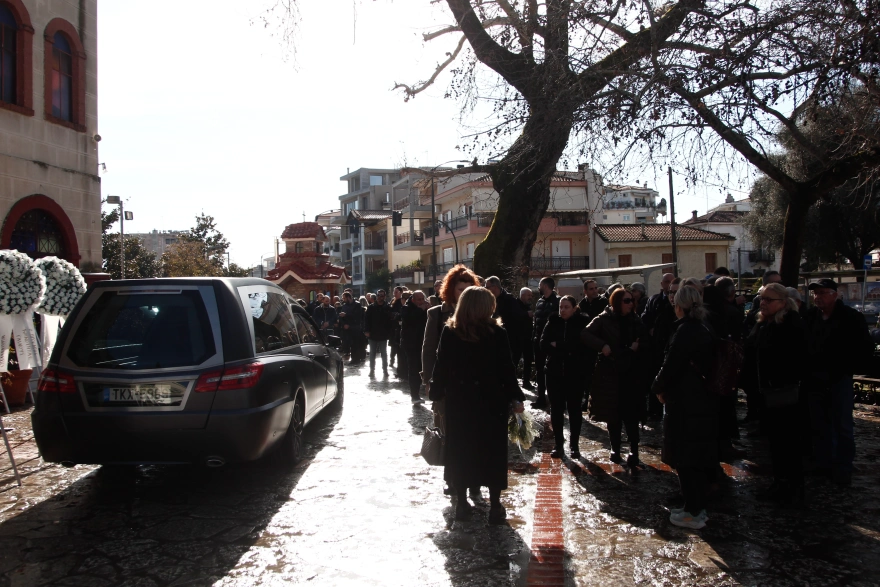 Τρίκαλα: Σε κλίμα οδύνης το τελευταίο «αντίο» στην Ελένη Κατσαρού, θύμα της έκρηξης στη «Βιολάντα»