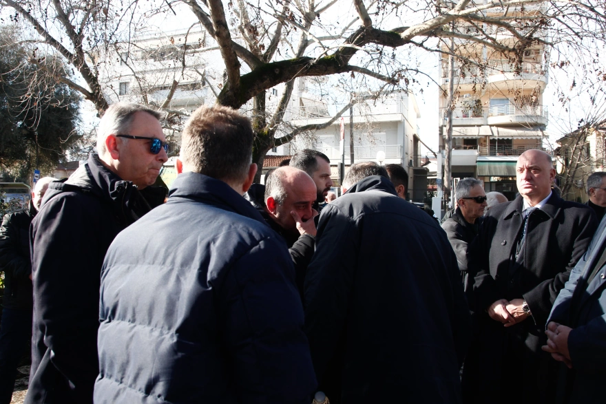 Τρίκαλα: Σε κλίμα οδύνης το τελευταίο «αντίο» στην Ελένη Κατσαρού, θύμα της έκρηξης στη «Βιολάντα»