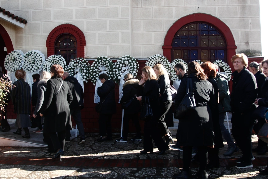 Τρίκαλα: Σε κλίμα οδύνης το τελευταίο «αντίο» στην Ελένη Κατσαρού, θύμα της έκρηξης στη «Βιολάντα»