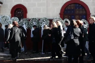 Τρίκαλα: Σε κλίμα οδύνης το τελευταίο «αντίο» στην Ελένη Κατσαρού, θύμα της έκρηξης στη «Βιολάντα»