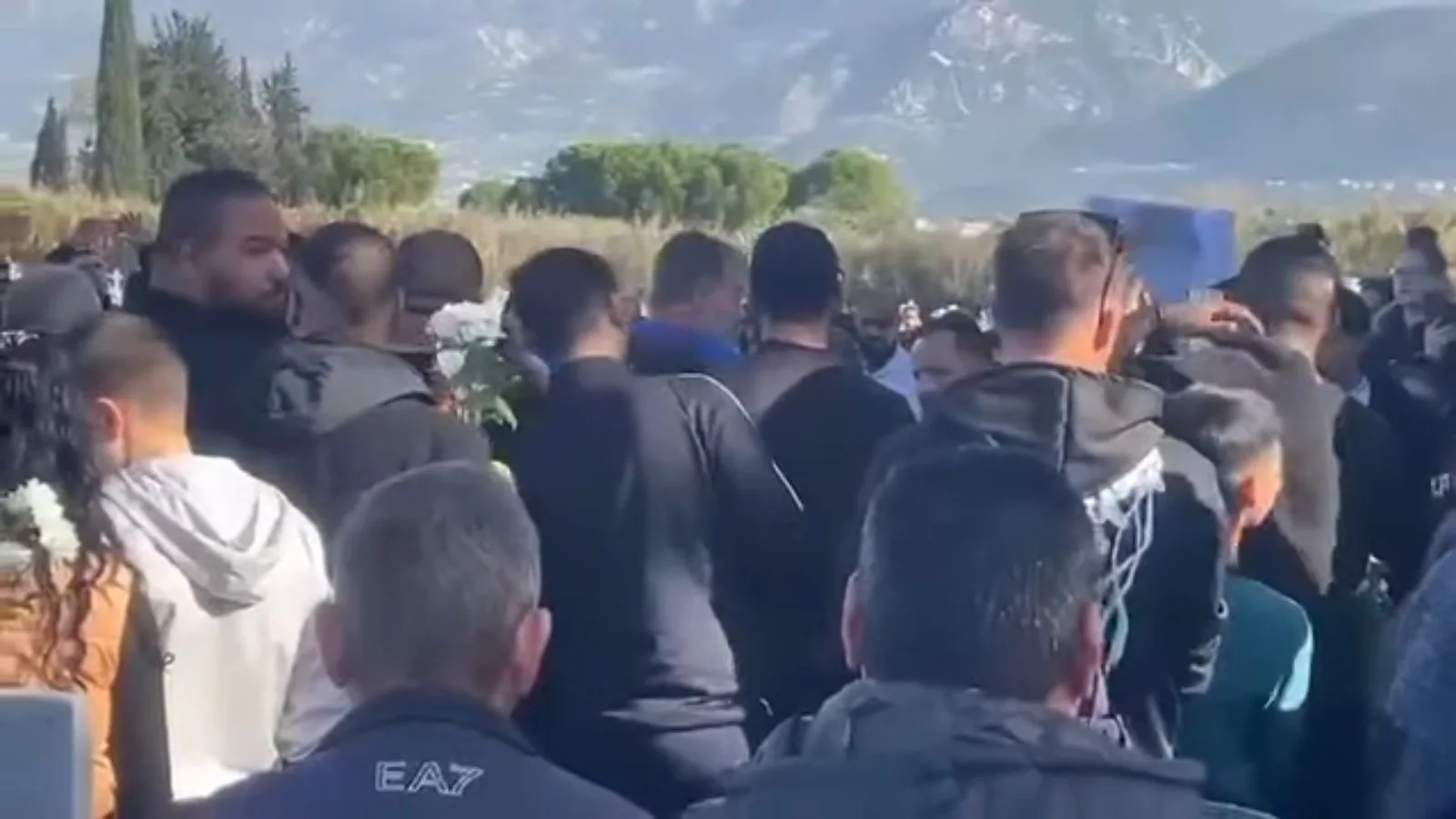 Σε κλίμα οδύνης το τελευταίο αντίο στον 30χρονο Κώστα Μπασιλάρη στην Πάτρα