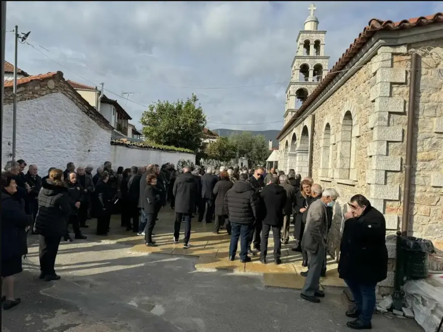 Άστρος Κυνουρίας: Τελευταίο αντίο στον 53χρονο λιμενικό – Η Βουλή αναλαμβάνει τη στήριξη του ανήλικου παιδιού του