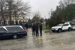 ΒΙΟΛΑΝΤΑ: Το τελευταίο «αντίο» στη 47χρονη Σταυρούλα Μπουκουβάλα - Βουβός θρήνος σε Καρδίτσα και Τρίκαλα