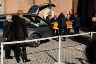 Ρώμη: Σε κλίμα συγκίνησης η κηδεία του Valentino – Παρούσες μεγάλες προσωπικότητες της μόδας και του Χόλιγουντ ΒΙΝΤΕΟ