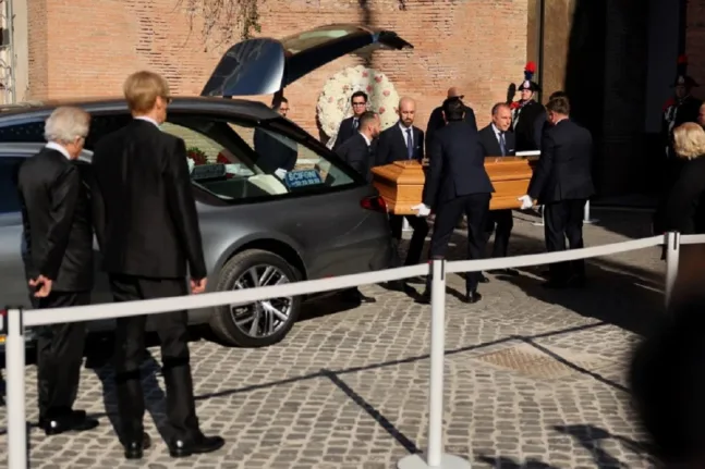 Ρώμη: Σε κλίμα συγκίνησης η κηδεία του Valentino – Παρούσες μεγάλες προσωπικότητες της μόδας και του Χόλιγουντ ΒΙΝΤΕΟ