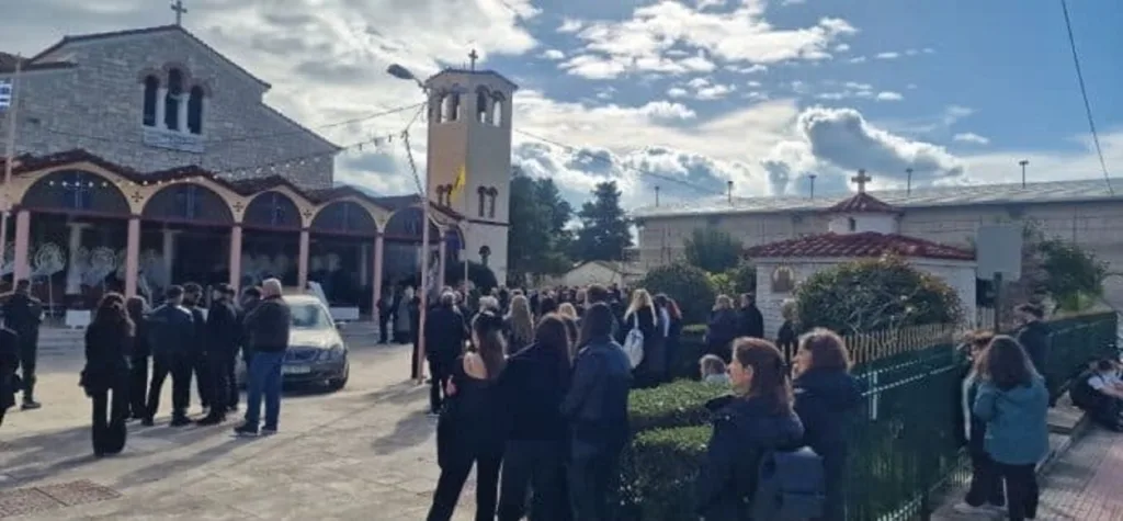 Δίπλα δίπλα τα κηδειόχαρτα: Βουβός πόνος στο τελευταίο αντίο στον 19χρονο Νίκο - Σήμερα η κηδεία της 17χρονης Αγγελικής ΦΩΤΟ