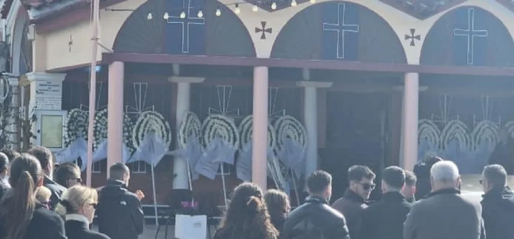 Δίπλα δίπλα τα κηδειόχαρτα: Βουβός πόνος στο τελευταίο αντίο στον 19χρονο Νίκο - Σήμερα η κηδεία της 17χρονης Αγγελικής ΦΩΤΟ