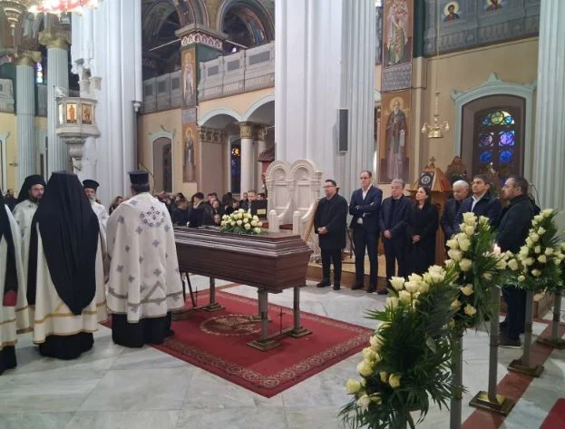 Ηράκλειο: Με μαντολίνα και λαούτα το τελευταίο «αντίο» στον Γιάννη Ξυλούρη (Ψαρογιάννη) ΦΩΤΟ