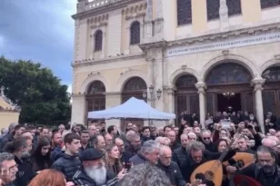 Ηράκλειο: Με μαντολίνα και λαούτα το τελευταίο «αντίο» στον Γιάννη Ξυλούρη (Ψαρογιάννη) ΦΩΤΟ