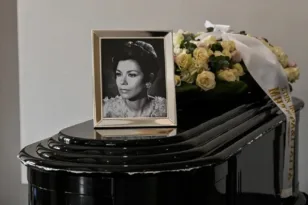 Το τελευταίο αντίο στη Μέλπω Ζαρόκωστα στο Α΄ Νεκροταφείο