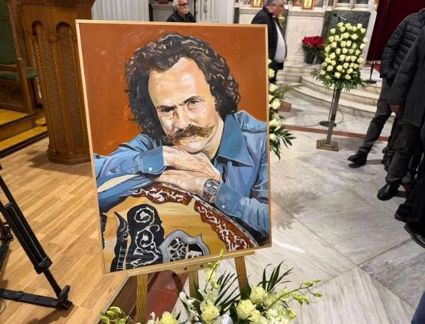 Ηράκλειο: Με μαντολίνα και λαούτα το τελευταίο «αντίο» στον Γιάννη Ξυλούρη (Ψαρογιάννη) ΦΩΤΟ