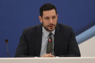 «Είσαι ψεύτης»-«Εσύ είσαι ψεύτης», άγρια κόντρα Κυρανάκη με Πολάκη, Χαρίτση και Παππά στη Βουλή για τη Hellenic Train