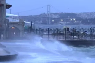 Κωνσταντινούπολη: Καταιγίδα θύμισε τυφώνα και δεν επέτρεψε σε αεροπλάνο να προσγειωθεί στο Σαμπιχά Γκιοκτσέν ΒΙΝΤΕΟ