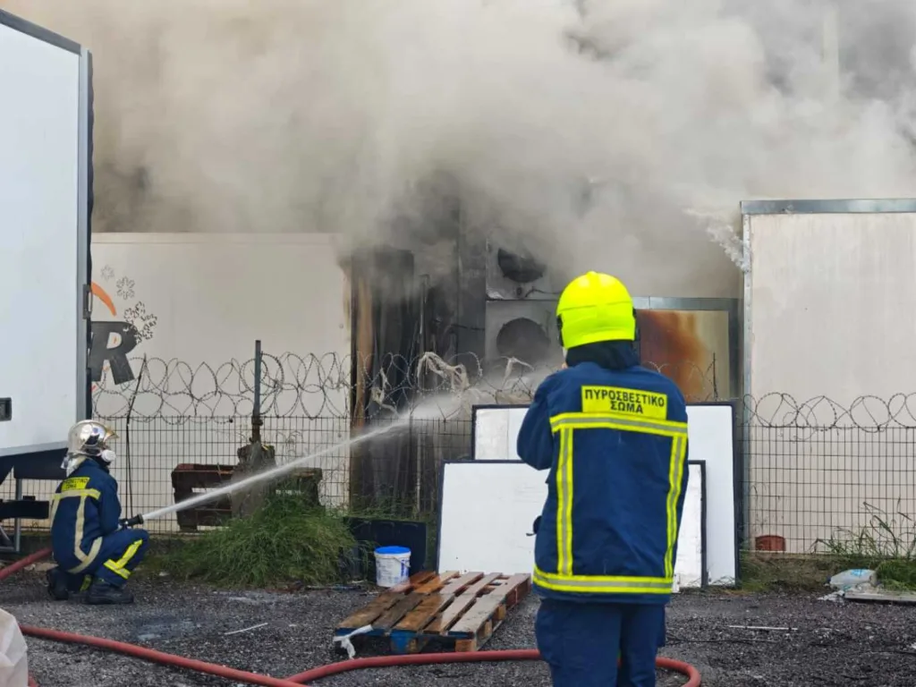 Κορωπί: Φωτιά σε αποθήκες με πλαστικά και αυγά ΦΩΤΟ