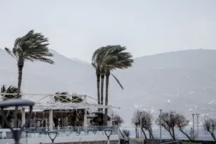 Αποπνικτική ατμόσφαιρα στο Ηράκλειο από αφρικανική σκόνη – Ζημιές και πτώσεις τοίχων από τους θυελλώδεις ανέμους