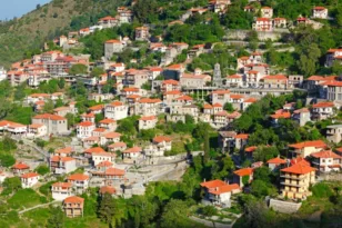 Λαγκάδια Αρκαδίας: Πέτρινά αρχοντικά μέσα στα δέντρα