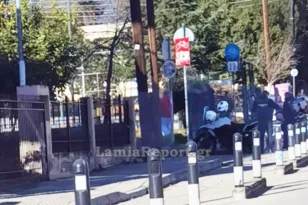 Λαμία: Μπουνιές μεταξύ μαθητών σε σχολείο με εμπλοκή και εξωσχολικών