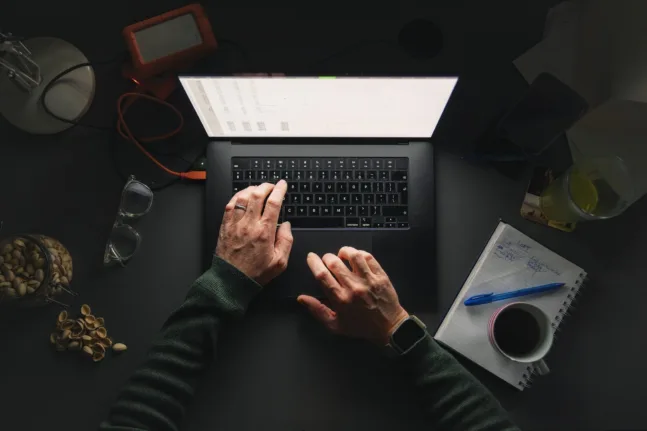 «Θα χαλάσεις τα μάτια σου, μη διαβάζεις στο σκοτάδι», τι ισχύει, μύθοι και πραγματικότητα