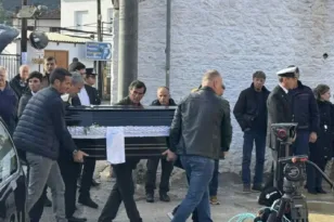 Άστρος Κυνουρίας: Τελευταίο αντίο στον 53χρονο λιμενικό – Η Βουλή αναλαμβάνει τη στήριξη του ανήλικου παιδιού του