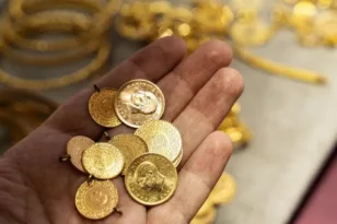 «Πυρετός» χρυσών λιρών και στην Πάτρα: Κοσμοσυρροή για ρευστό στα ενεχειροδανειστήρια