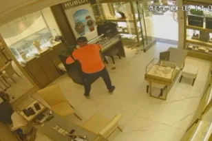 Χαλκιδική: ΒΙΝΤΕΟ από τη ληστεία σε κοσμηματοπωλείο, που συνελήφθησαν οι «ροζ πάνθηρες»
