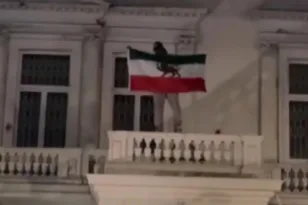 Λονδίνο: Σοβαρά επεισόδια έξω από την πρεσβεία του Ιράν – 14 συλλήψεις και τραυματίες ΒΙΝΤΕΟ