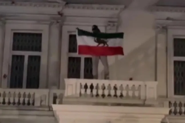 Λονδίνο: Σοβαρά επεισόδια έξω από την πρεσβεία του Ιράν – 14 συλλήψεις και τραυματίες ΒΙΝΤΕΟ