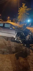 Στο Λουτράκι 19χρονος οδηγός πήρε σβάρνα τα πάντα, κολώνες και μάντρα και καρφώθηκε σε επιχείρηση! ΦΩΤΟ