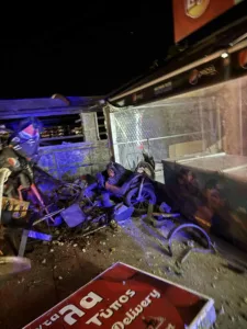 Στο Λουτράκι 19χρονος οδηγός πήρε σβάρνα τα πάντα, κολώνες και μάντρα και καρφώθηκε σε επιχείρηση! ΦΩΤΟ