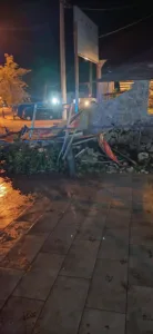 Στο Λουτράκι 19χρονος οδηγός πήρε σβάρνα τα πάντα, κολώνες και μάντρα και καρφώθηκε σε επιχείρηση! ΦΩΤΟ