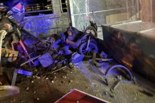 Στο Λουτράκι 19χρονος οδηγός πήρε σβάρνα τα πάντα, κολώνες και μάντρα και καρφώθηκε σε επιχείρηση! ΦΩΤΟ